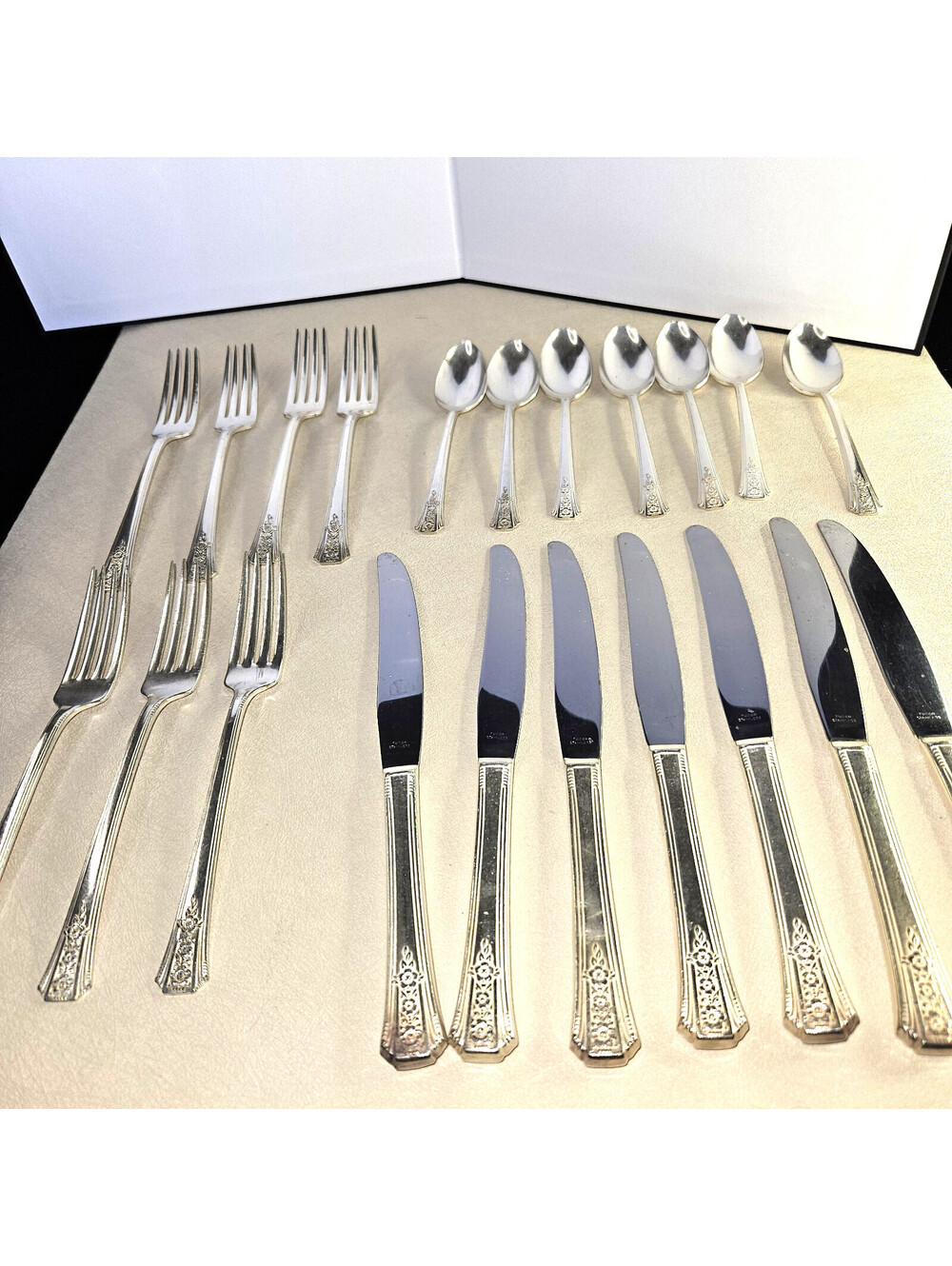 VTG 1939 Oneida Tudor Design Silverplated Stainless 7spoons 7 Forks 7spoons